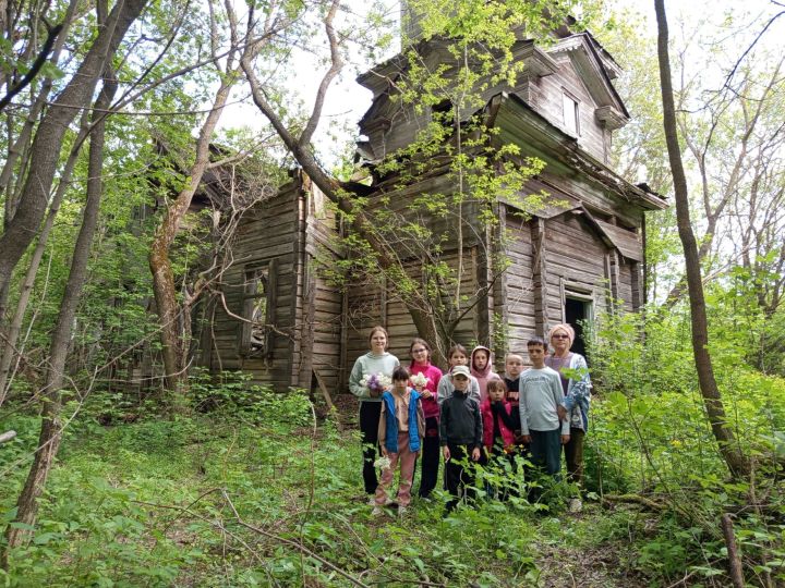 Школьникам рассказали историю заброшенного храма Животворящей Троицы