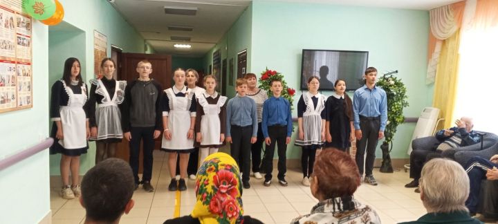 Школьники устроили концерт для подопечных дома-интерната