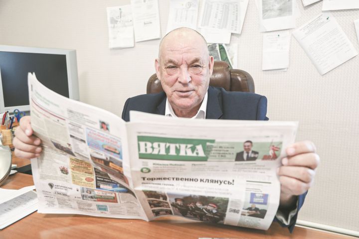 28 лет доброй традиции: руководитель дарит подписку на районку сотрудникам