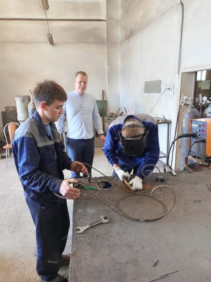 Студенты колледжа создают металлические шедевры в преддверии Дня сварщика