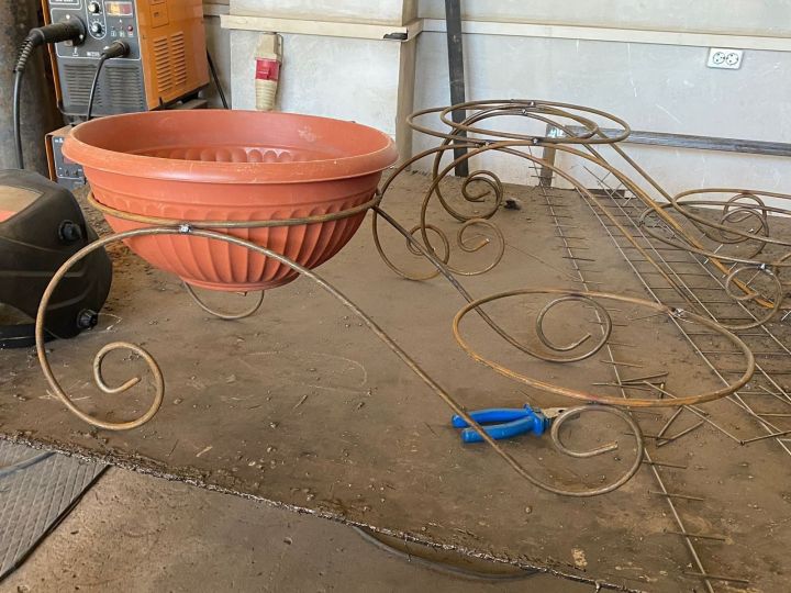 Студенты колледжа создают металлические шедевры в преддверии Дня сварщика