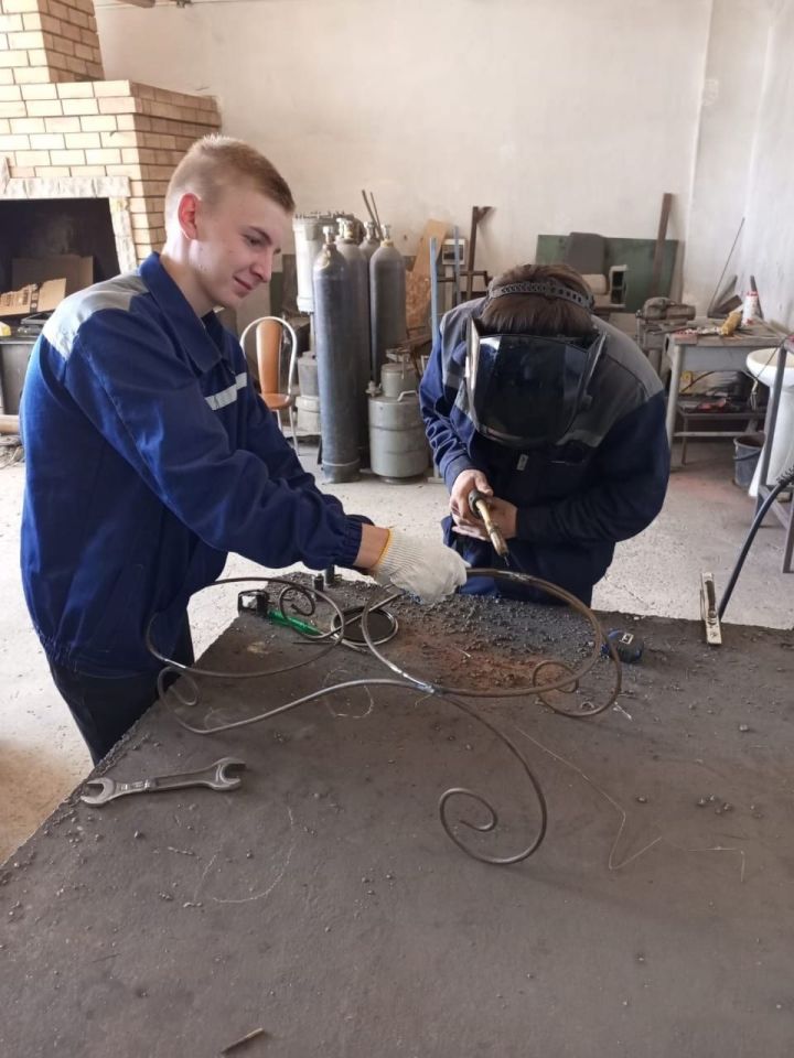 Студенты колледжа создают металлические шедевры в преддверии Дня сварщика