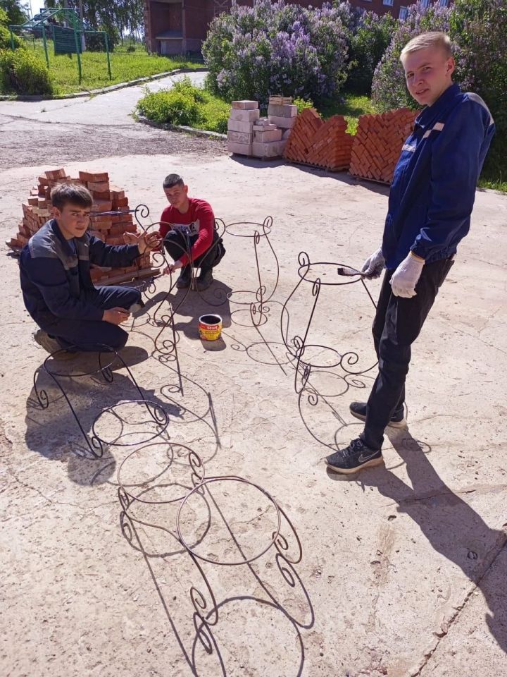 Студенты колледжа создают металлические шедевры в преддверии Дня сварщика