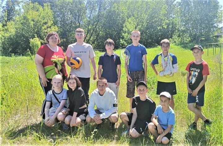 Учащиеся Зверосовхозской школы отметили День защиты детей походом на природе