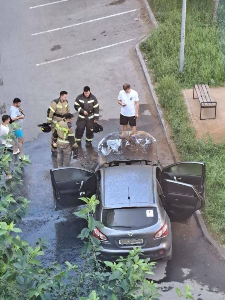 В Набережных Челнах огнеборцы эвакуировали малыша из горящей иномарки