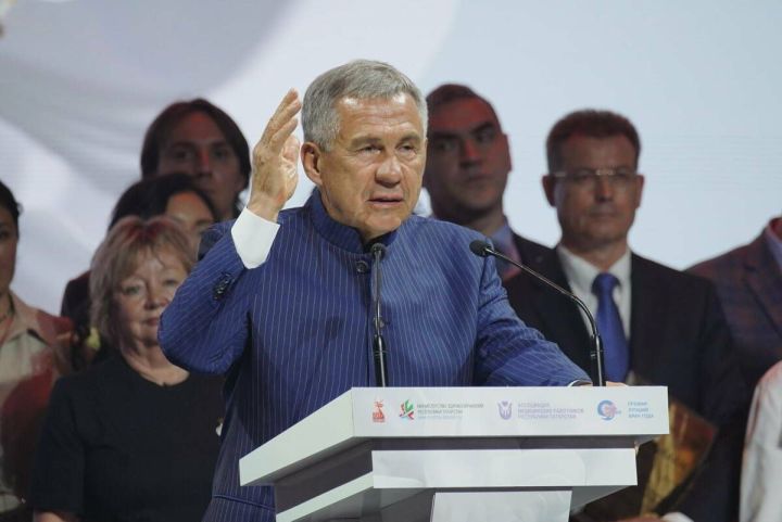 Рустама Минниханова призвали баллотироваться на премии «Ак чәчәкләр»