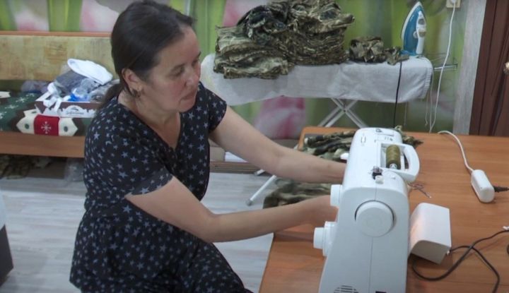 Волонтёр из Мамадыша шьёт футболки и сушилки для бойцов СВО