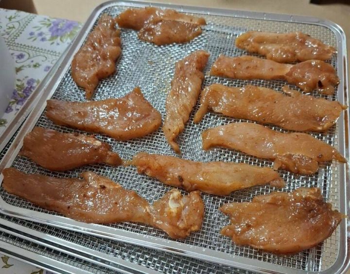 Волонтеры Заинска производят вяленое мясо и снеки для участников СВО