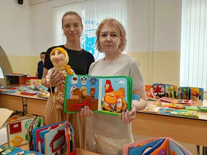 Воспитатель из Мамадыша представила игрушки на Фестивале в Елабуге