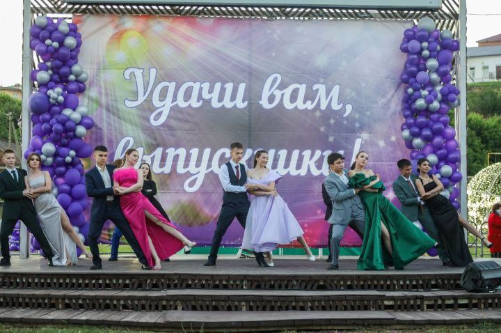 Выпускной: сколько стоит подарить ребенку праздник?