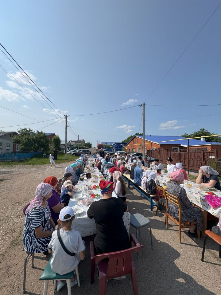 жители улицы Агрохимиков в Мамадыше отмечают Курбан-байрам как одна семья