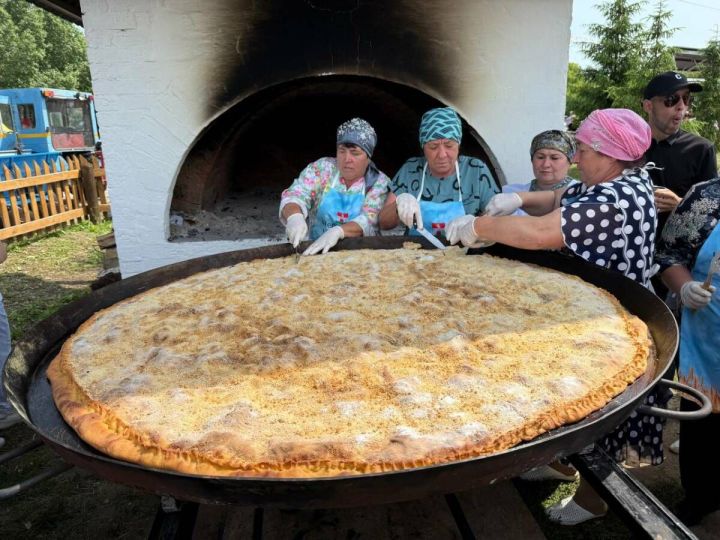 На Сабантуе в Черемшане испекли гигантскую губадию