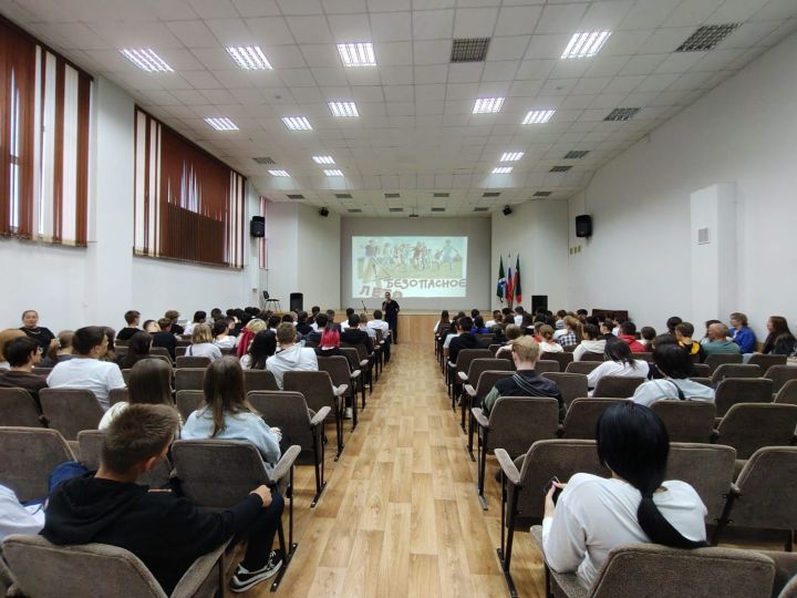 В политехническом колледже проведена лекция на тему «Безопасное лето»