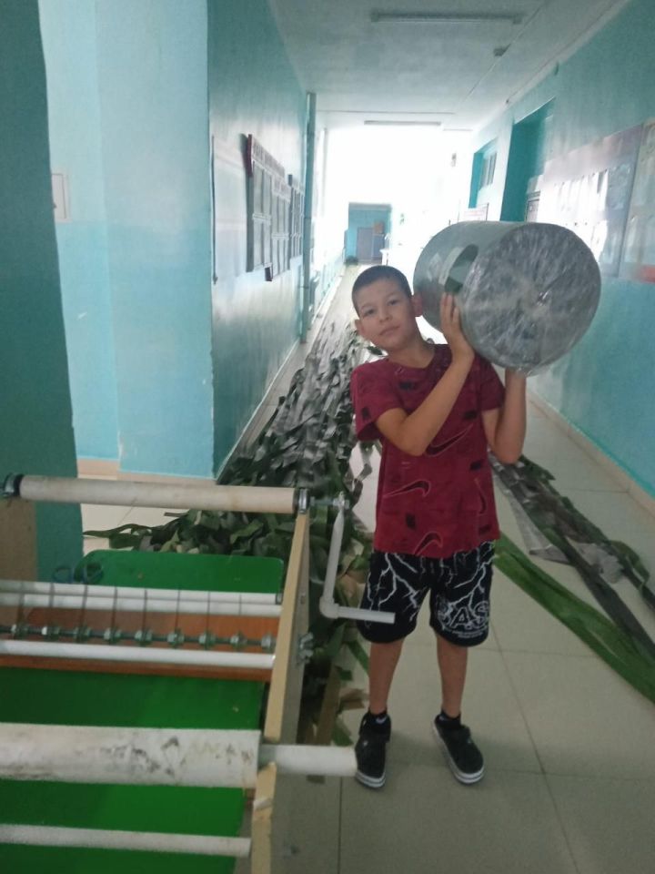 Юный волонтер из Мамадыша помогает в подготовке гуманитарной помощи