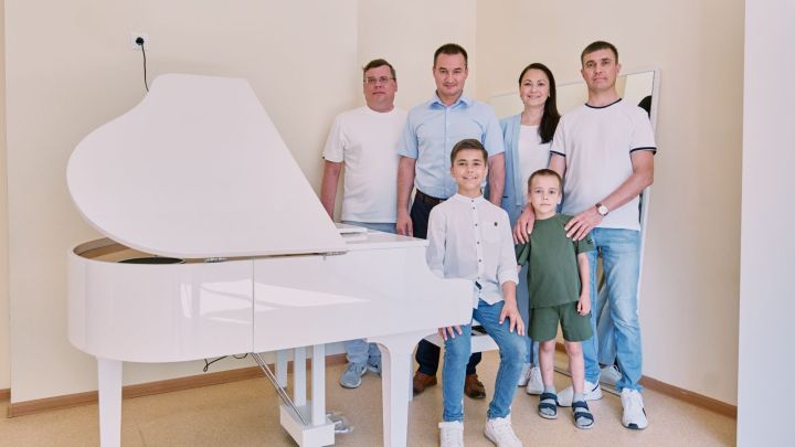 Детская школа искусств №2 Казани получила рояль от Рустама Минниханова