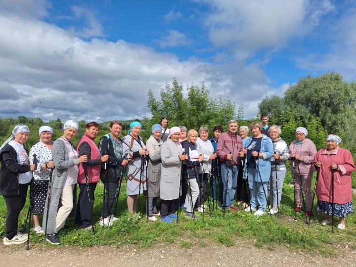 Мамадышцы активно занимаются скандинавской ходьбой