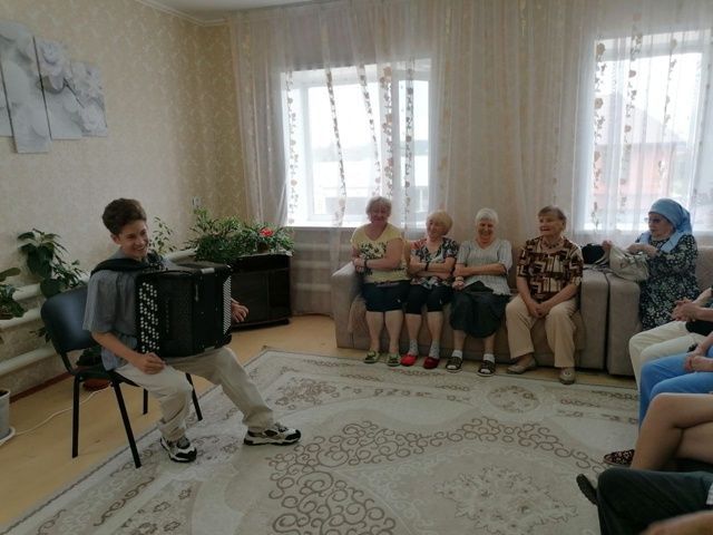 Юный музыкант из Санкт-Петербурга выступил в социально-реабилитационном центре