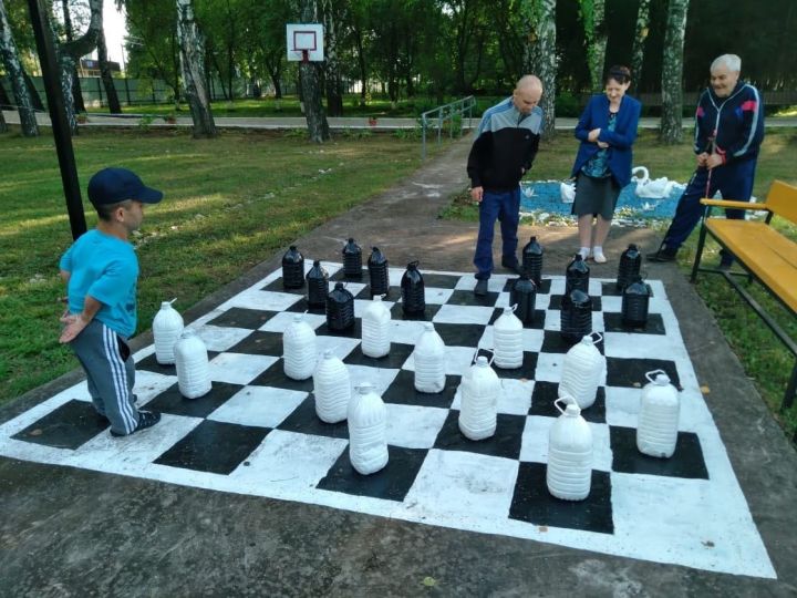 В Мамадыше играют в шашки… пластиковыми бутылками