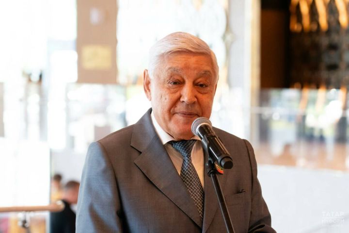 Председатель Госсовета РТ поздравил с Днем Государственного флага России