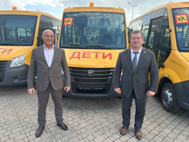 Три новых школьных автобуса переданы Мамадышскому району