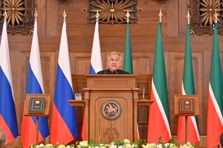 Рустам Минниханов завел официальный канал в мессенджере Max