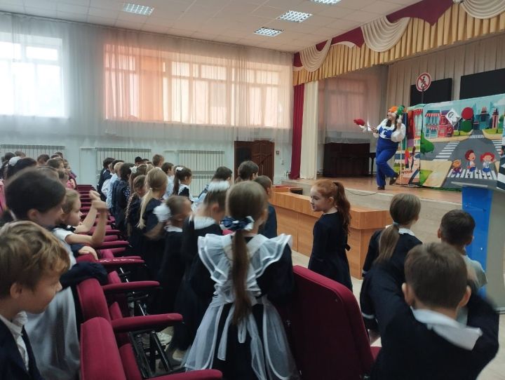 Мамадышские школьники посмотрели театрализованную постановку о ПДД