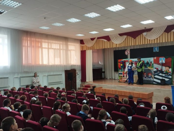 Мамадышские школьники посмотрели театрализованную постановку о ПДД