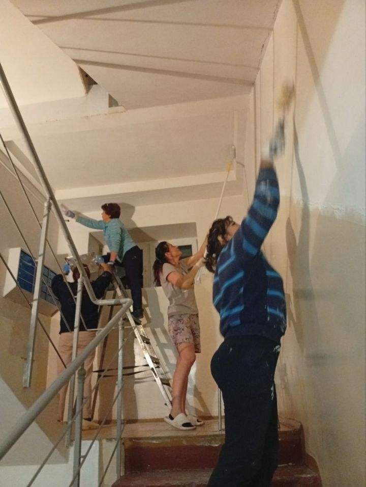 Мамадышцы сами делают ремонт подъезда