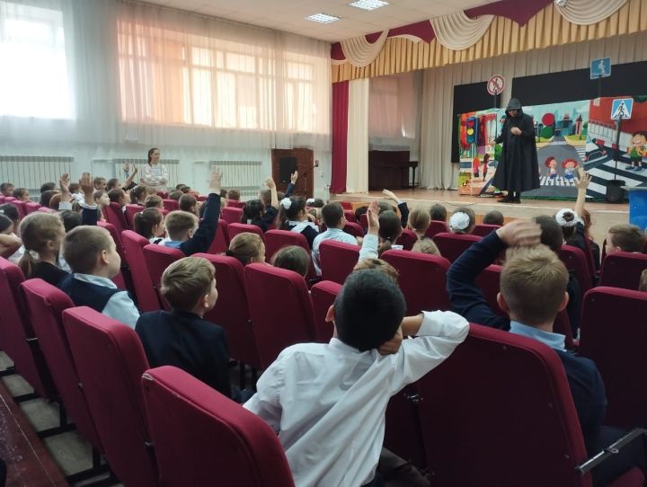Мамадышские школьники посмотрели театрализованную постановку о ПДД