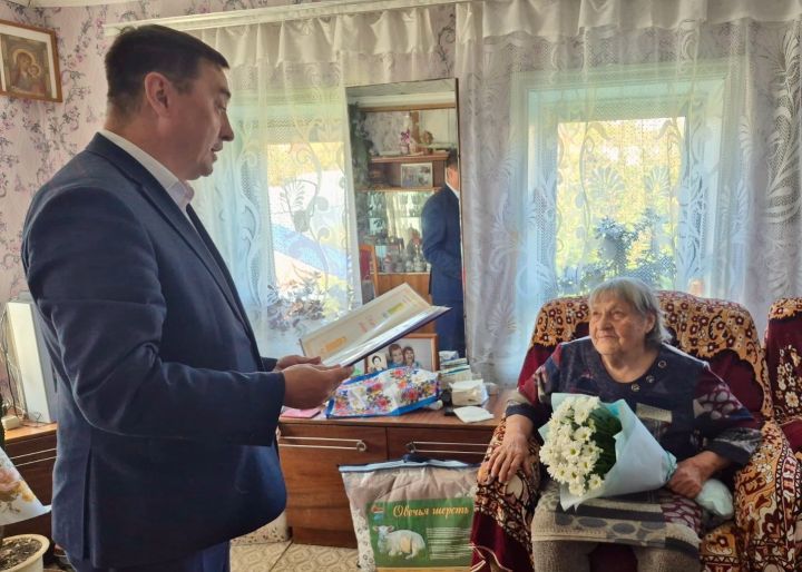 Помнит каждую цифру и дату: Лидия Пестерева отметила 90-летний юбилей