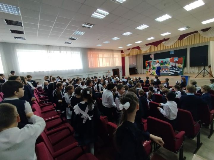 Мамадышские школьники посмотрели театрализованную постановку о ПДД