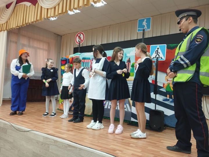 Мамадышские школьники посмотрели театрализованную постановку о ПДД