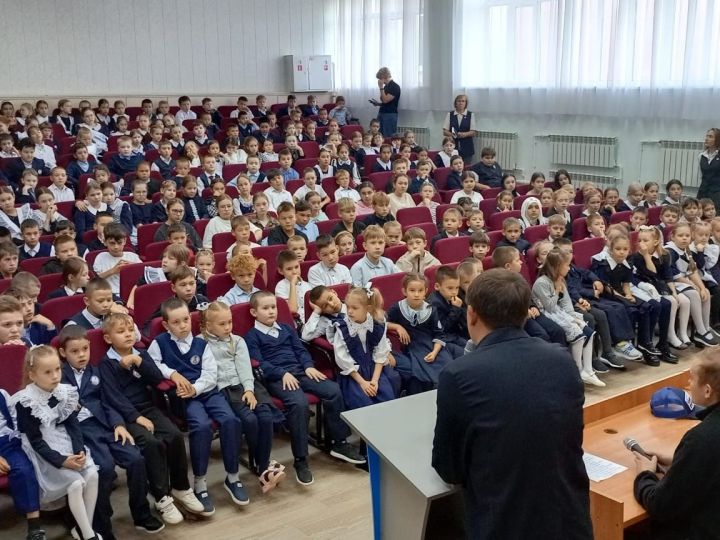 В центре образования Лицей №2 прошел хоккейный урок для учеников