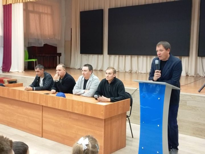 В центре образования Лицей №2 прошел хоккейный урок для учеников