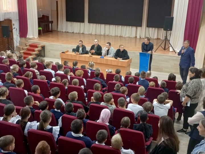 В центре образования Лицей №2 прошел хоккейный урок для учеников