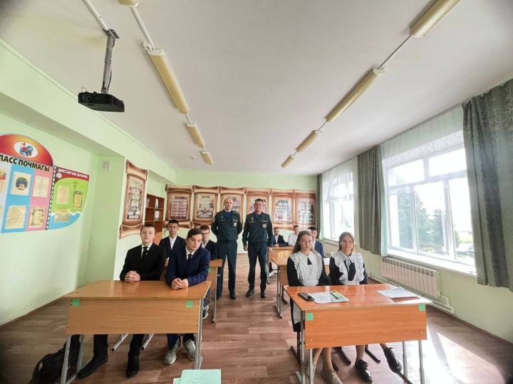 Сотрудники МЧС России провели уроки безопасности для мамадышских школьников