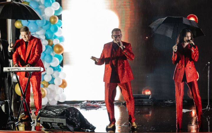 Кавер под зонтом в Мамадыше: не только Билан умеет петь под дождем