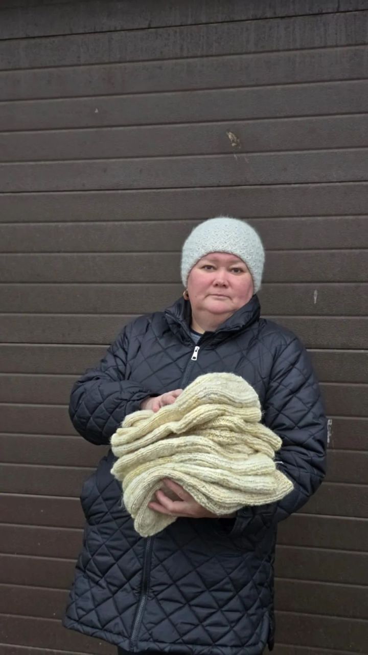 Заведующая детсадом вяжет носки для бойцов с первых дней СВО