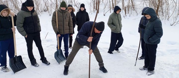 Юные экологи Мамадыша пробили лунки для доступа кислорода рыбам