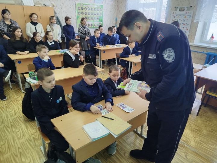 Госавтоинспекторы провели урок безопасности в школах Мамадышского района