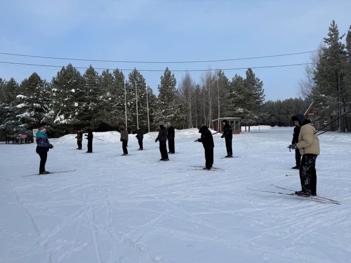 Студенты политехнического колледжа осваивают лыжи и коньки