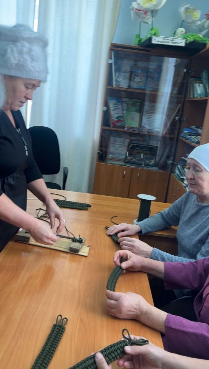 Сельские волонтеры плетут тактические браслеты для СВО