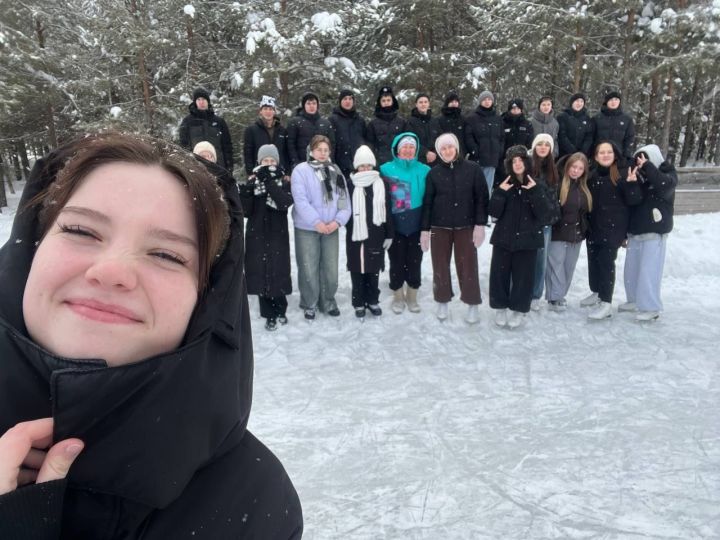 Студенты политехнического колледжа осваивают лыжи и коньки