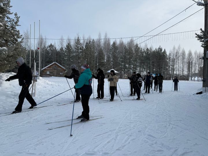 Студенты политехнического колледжа осваивают лыжи и коньки