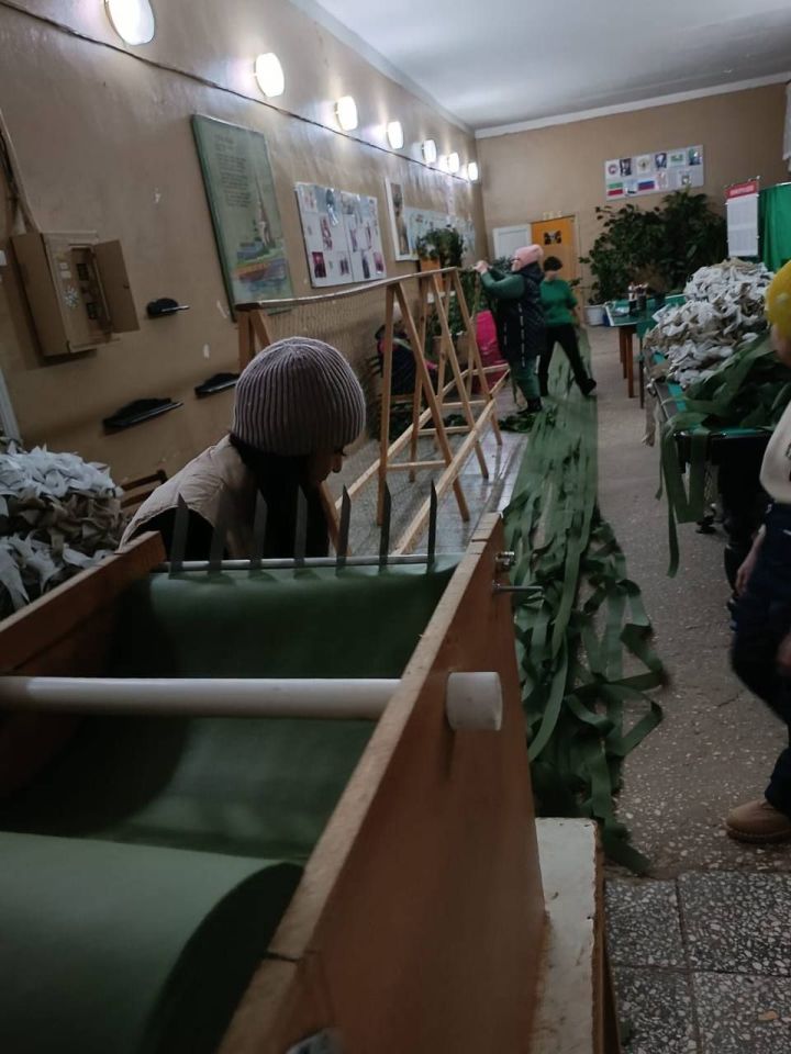 «Папин станок» режет ленты для маскировочных сетей