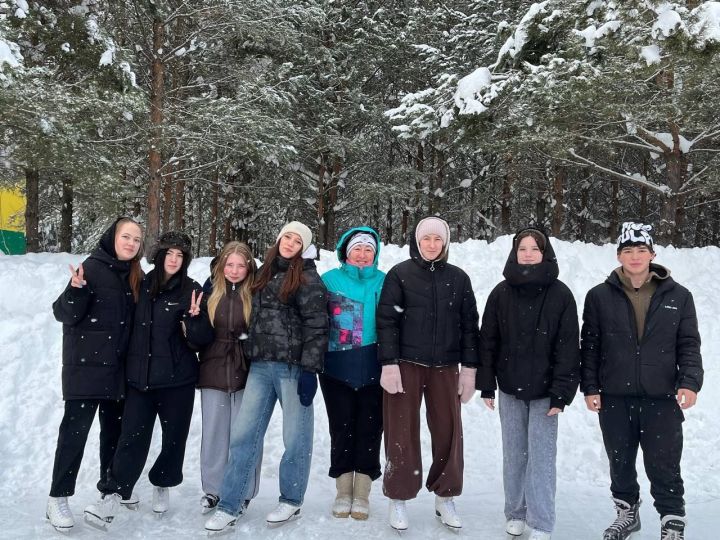 Студенты политехнического колледжа осваивают лыжи и коньки