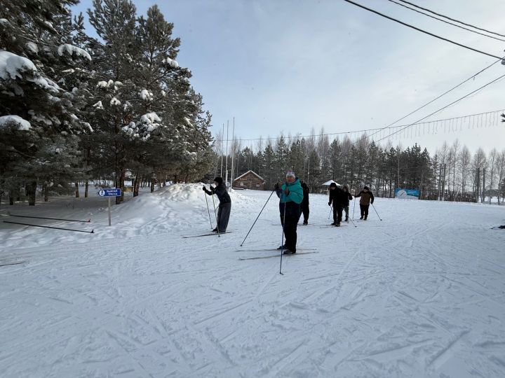 Студенты политехнического колледжа осваивают лыжи и коньки