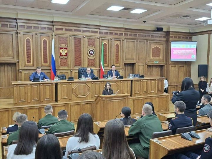 800 молодых законотворцев из 79 регионов представили себя в «Парламенте-2030»