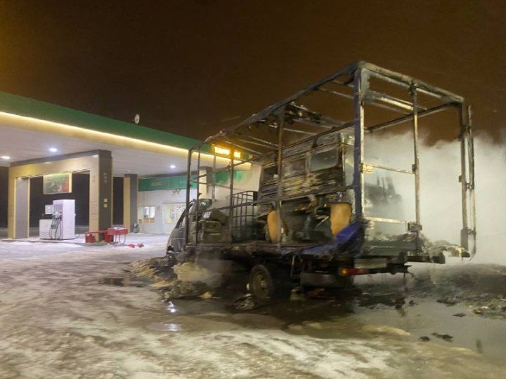 На трассе М-7 пожарные оперативно потушили горящую «Газель» на заправке