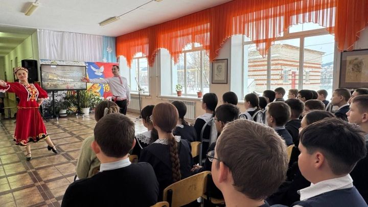 Работники РДК провели для школьников урок памяти о блокадном Ленинграде